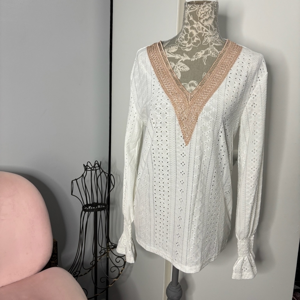 Khol's White V-Neck Women's‎ Top With Embroidered Collar